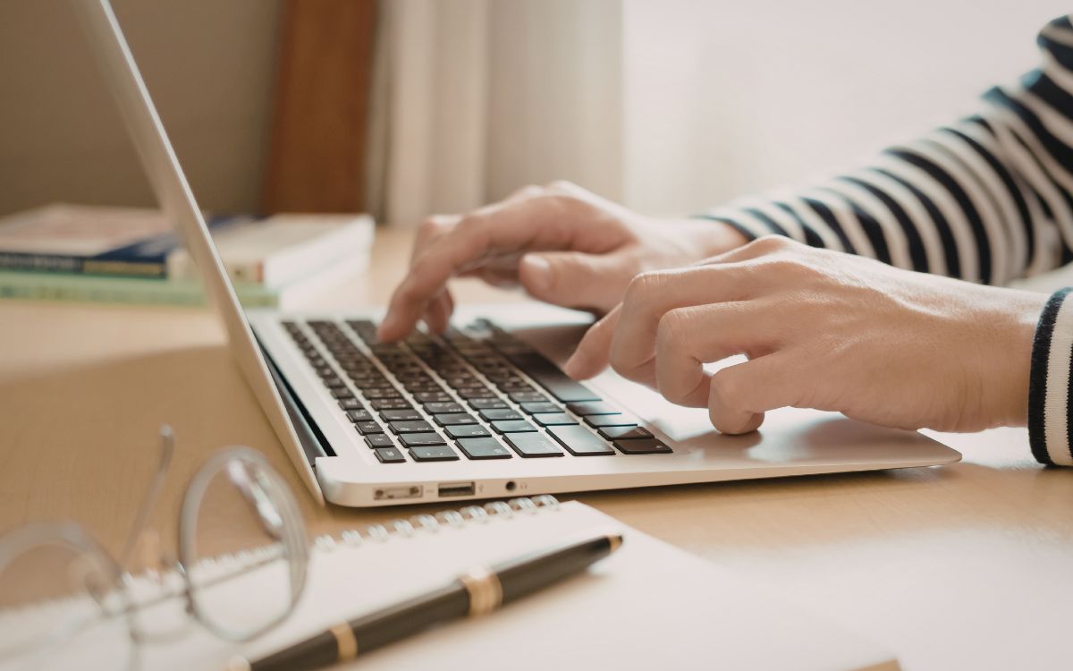 someone researching payment options online